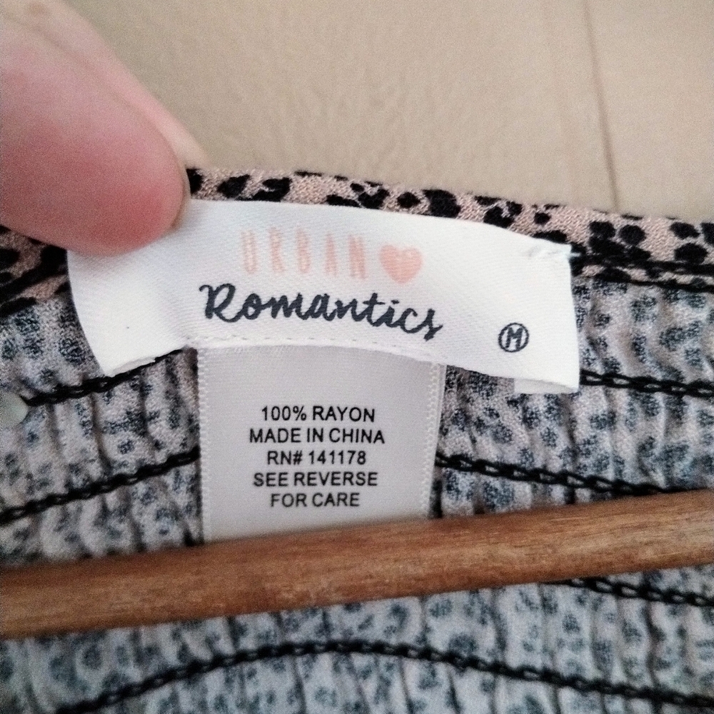 Urban Romantics smocked babydoll style long sleeve, size M, leopard print, rayon - Picture 4 of 5